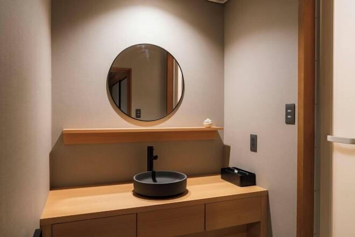 Amenidades de baño gratuitas, secadora de cabello, pantuflas