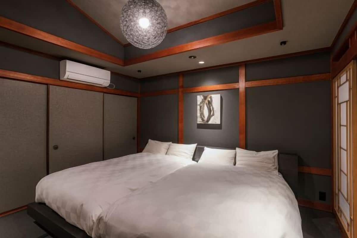 Sängtillbehör av högsta kvalitet och värdeförvaringsskåp på rummet