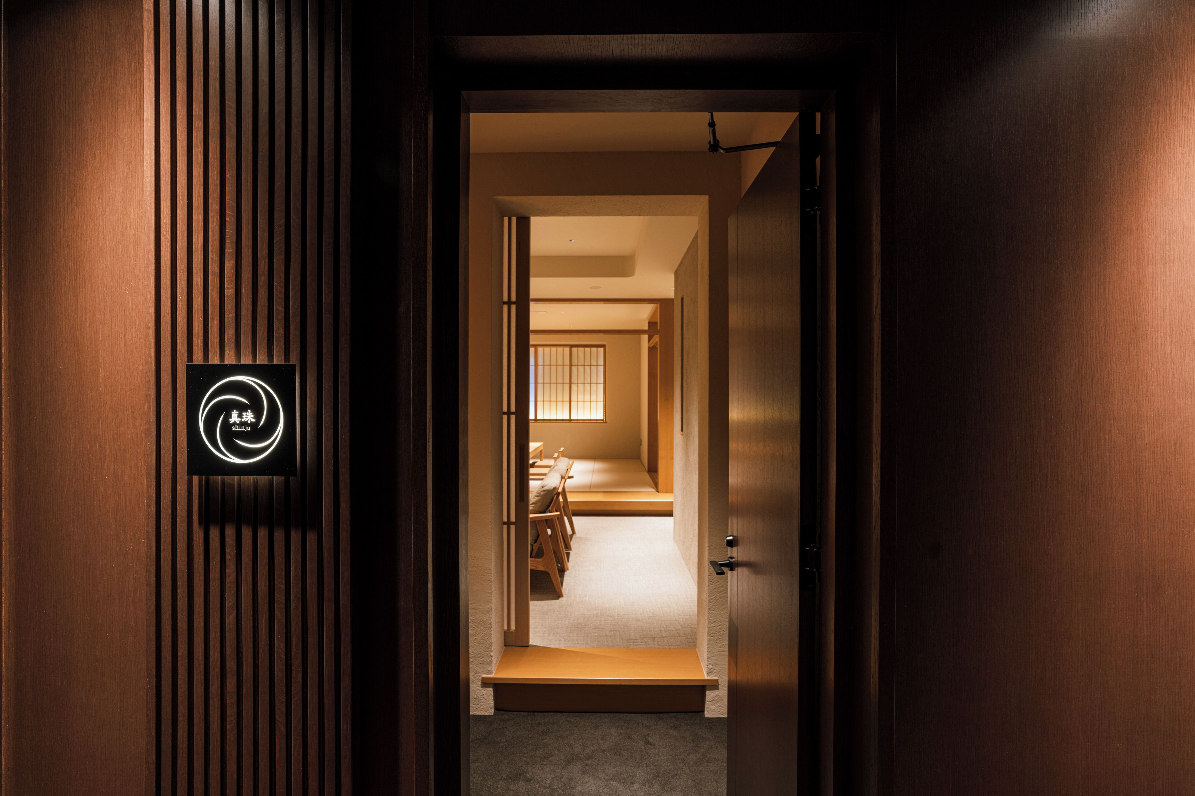 套房, 无烟房 (Shinju room) | 高档床上用品、客房内保险箱、免费 WiFi、床单