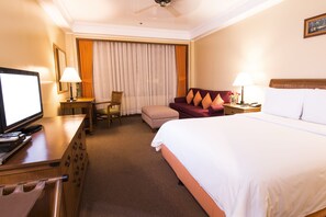 Sengetøy av topp kvalitet, minibar, safe på rommet og skrivebord