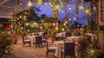 Se sirven desayunos, comidas y cocina internacional con vista al jardín