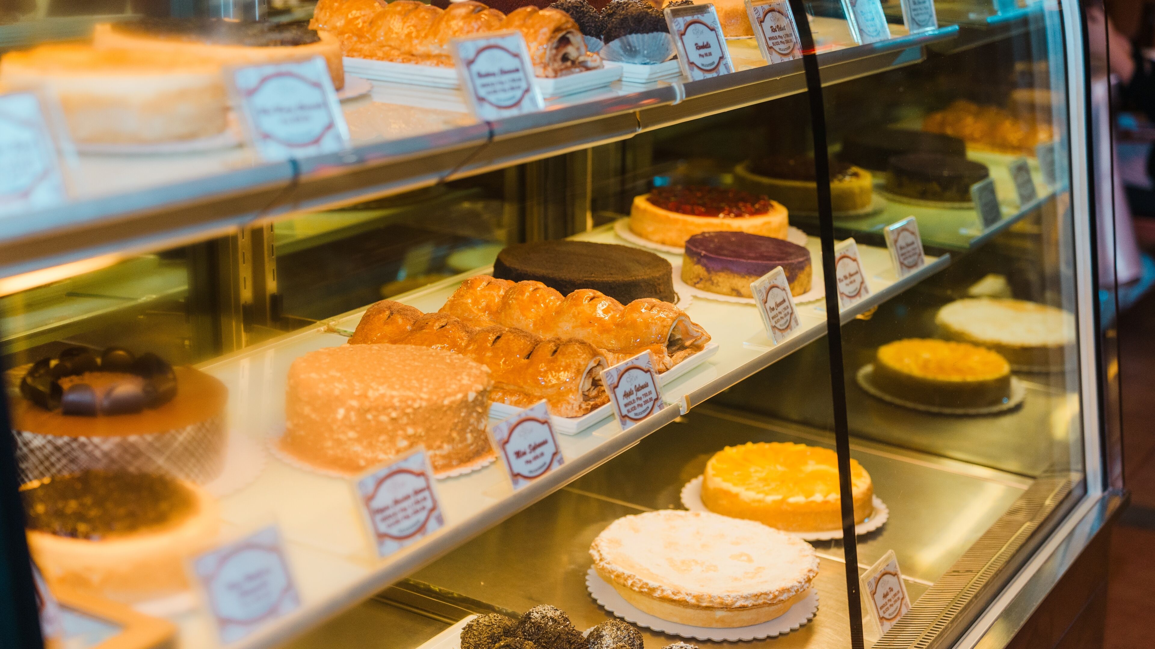 Een vitrine met gebak en desserts.