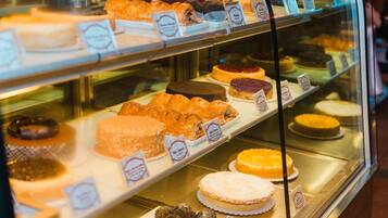 Een vitrine met gebak en desserts.