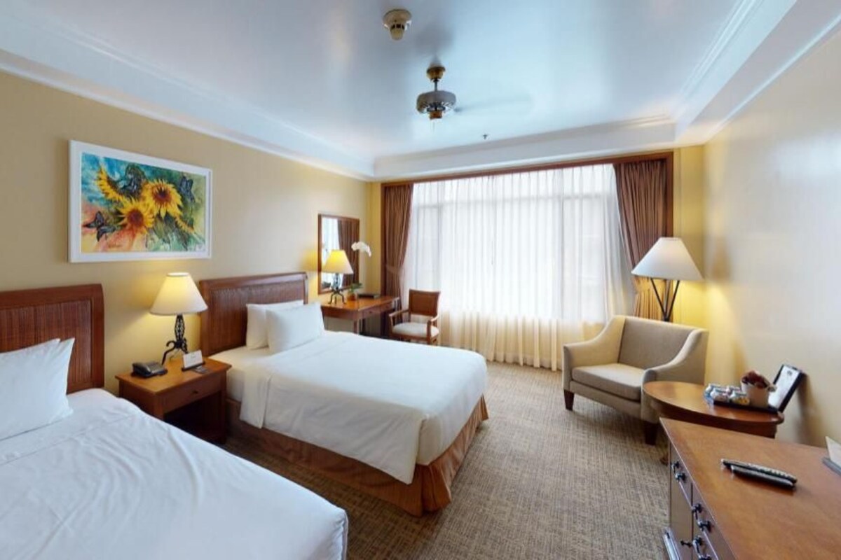Peralatan tempat tidur premium, bar mini, peti besi dalam bilik, meja 