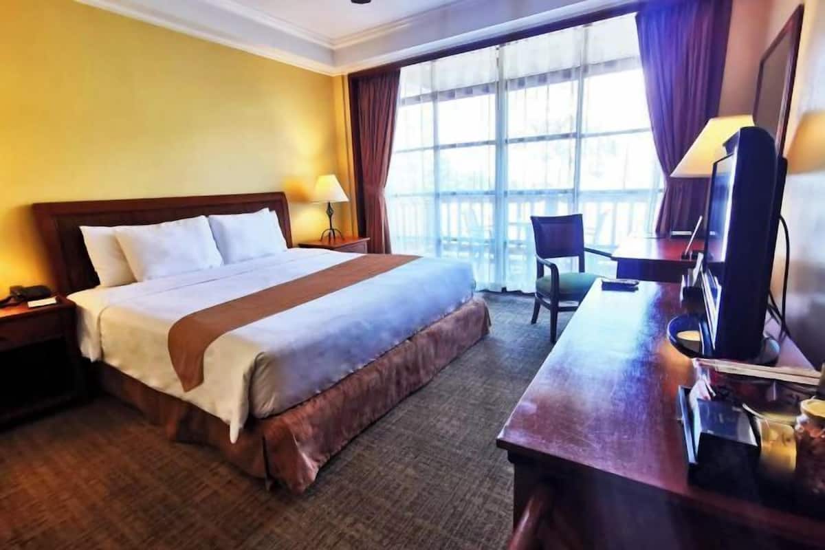 Premium bedding, minibar, in-room safe, desk