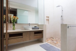 Ensemble douche/baignoire, sèche-cheveux, serviettes fournies