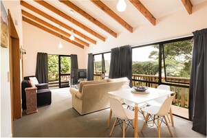 Casa de campo, 2 habitaciones, vistas al mar | Zona de estar | Una televisión de pantalla plana, un reproductor de DVD