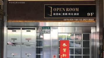 An elevator with multiple compartments, a sign indicating 'OPEN ROOM', and a red banner with Chinese characters.
