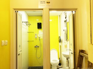 ห้องพักรวม, หอพักรวม | ห้องน้ำ