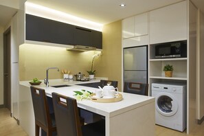 Habitación, 2 habitaciones (Breakfast on weekdays only except P.H) | Cocina privada | Frigorífico grande, microondas, horno y placa de cocina