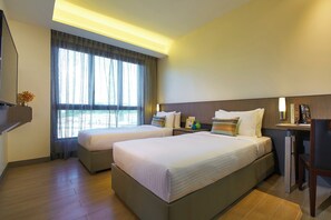 Habitación, 2 habitaciones (Breakfast on weekdays only except P.H) | Caja fuerte, escritorio, tabla de planchar con plancha y wifi gratis