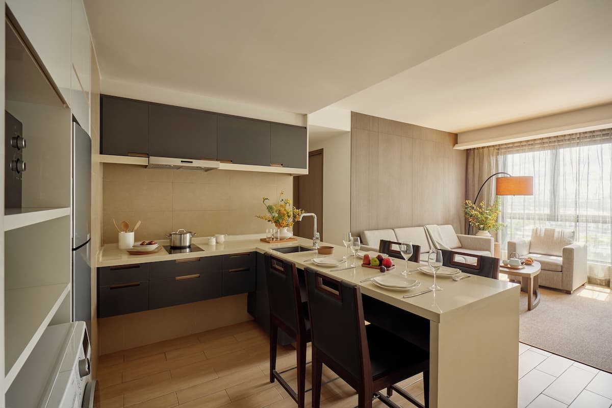 Habitación, 2 habitaciones (Breakfast on weekdays only except P.H) | Cocina privada | Frigorífico grande, microondas, horno y placa de cocina