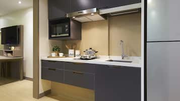 Geladeira grande, micro-ondas, fogão, cooktop