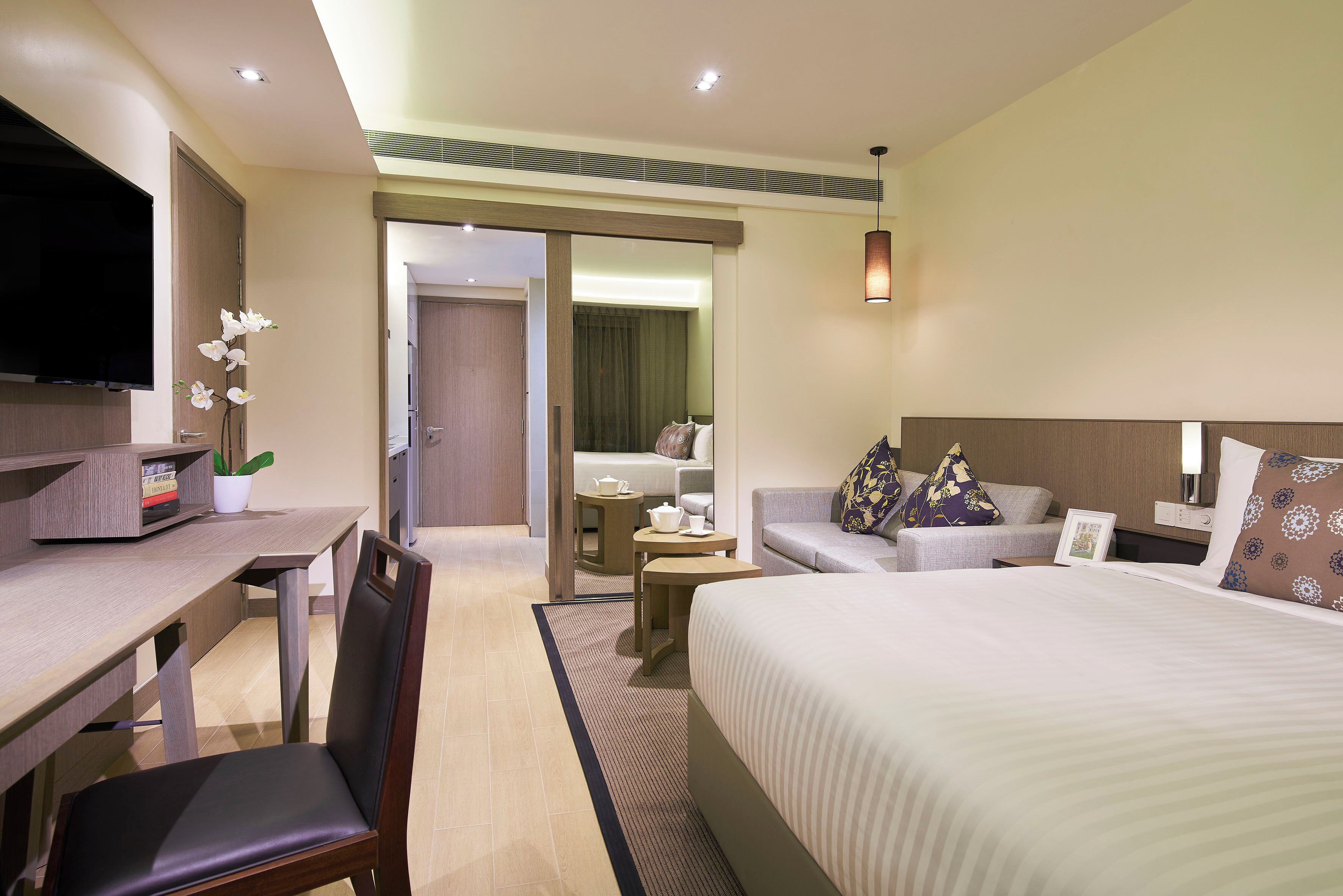 スタジオ (Breakfast on weekdays only except P.H) | セーフティボックス (室内)、デスク、アイロン / アイロン台、WiFi (無料)