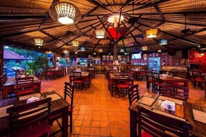 Bar (on property) - Villa Bali Eco Resort (Klaeng)