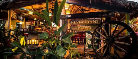 Aperto a colazione, pranzo e cena, cucina internazionale