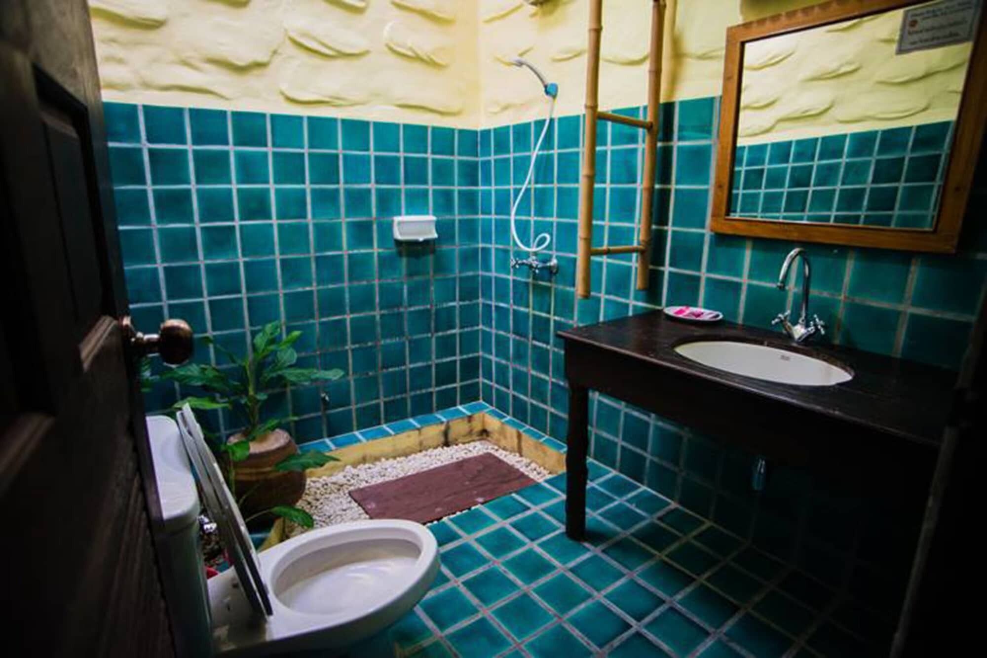 Un baño con inodoro, lavamanos y ducha.