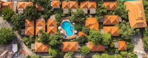 Outdoor pool, pool umbrellas, pool loungers - Villa Bali Eco Resort (Klaeng)