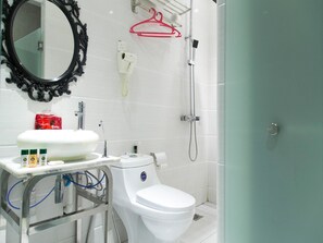 Standard Double or Twin Room, 1 Bedroom, Private Bathroom | Bathroom | Shower, free toiletries, hair dryer - OYO Rooms Fahrenheit Mall (Kuala Lumpur)