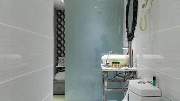 Standard Double or Twin Room, 1 Bedroom, Private Bathroom | Bilik Mandi | Pancuran mandi, kelengkapan dandanan diri percuma, pengering rambut