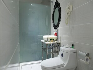 スタンダード ダブルまたはツインルーム 1 ベッドルーム 専用バスルーム | バスルーム | シャワー、バスアメニティ (無料)、ヘアドライヤー