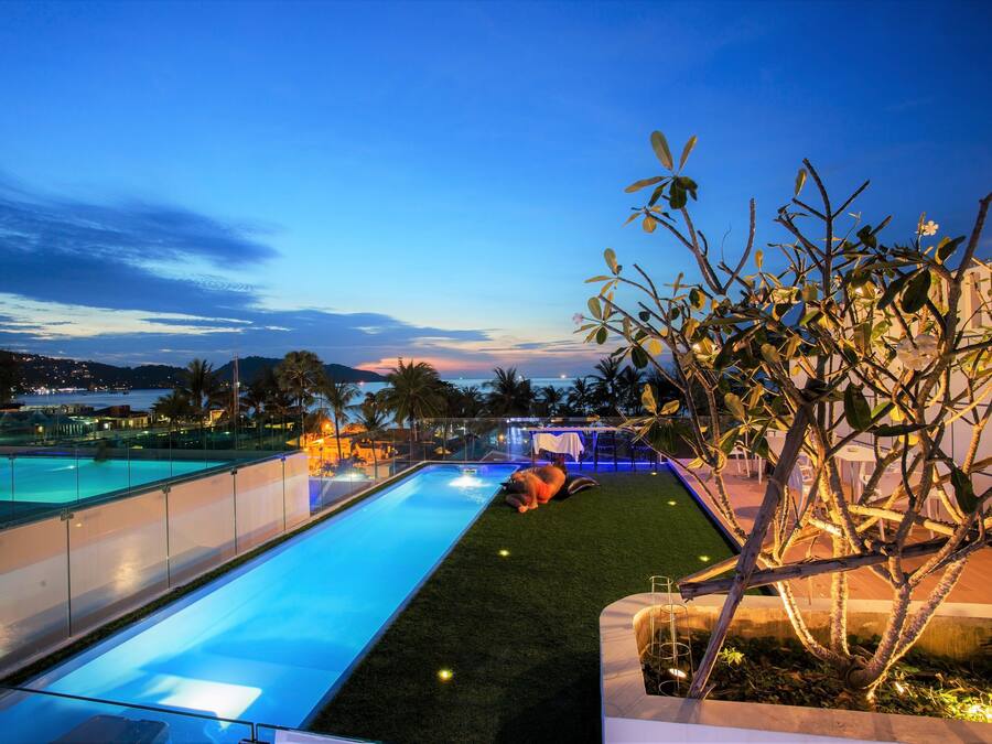 Una piscina al aire libre