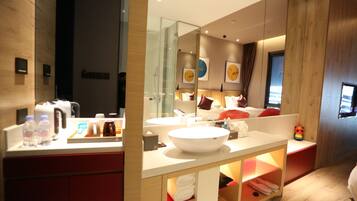 Business Room | In-room safe, desk, blackout drapes, free WiFi