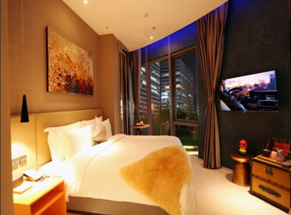 Habitación de lujo | Caja de seguridad en la habitación, escritorio y cortinas blackout 