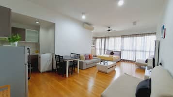 Meja, seterika/papan seterika, Wi-fi percuma, cadar katil