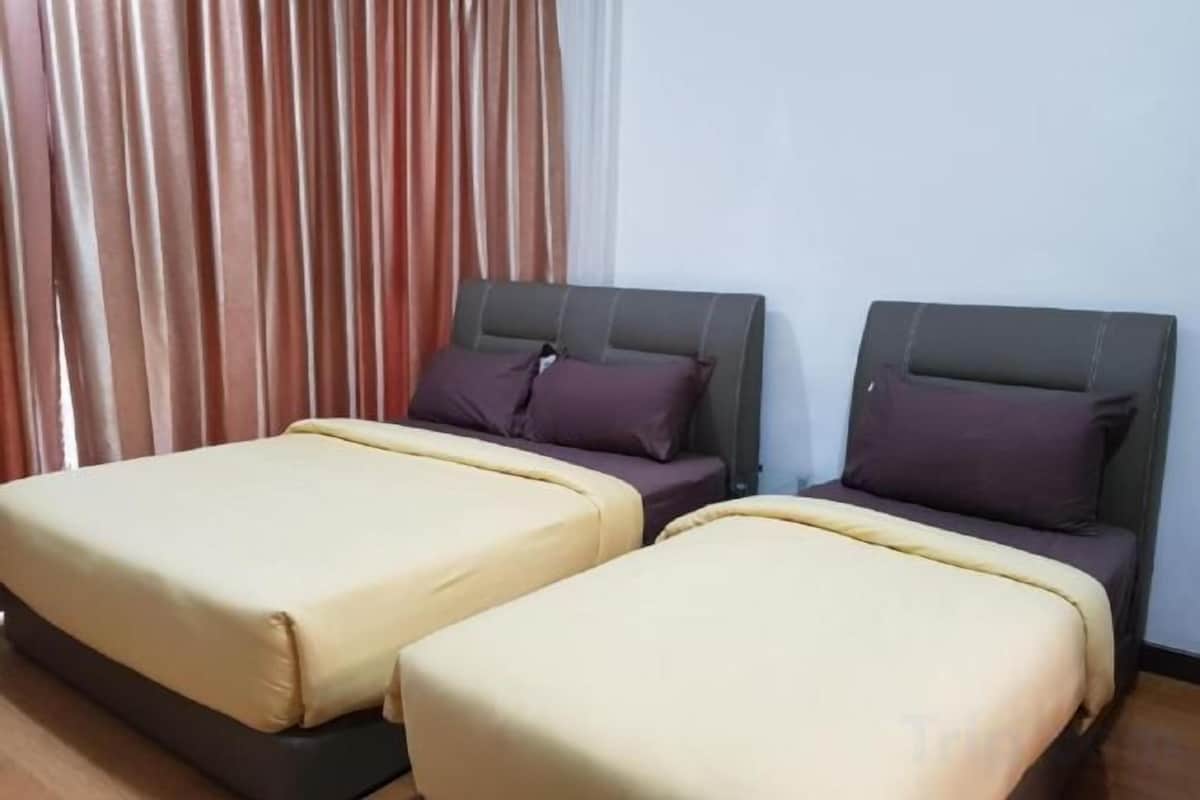 Desk, iron/ironing board, WiFi (free), bed sheets