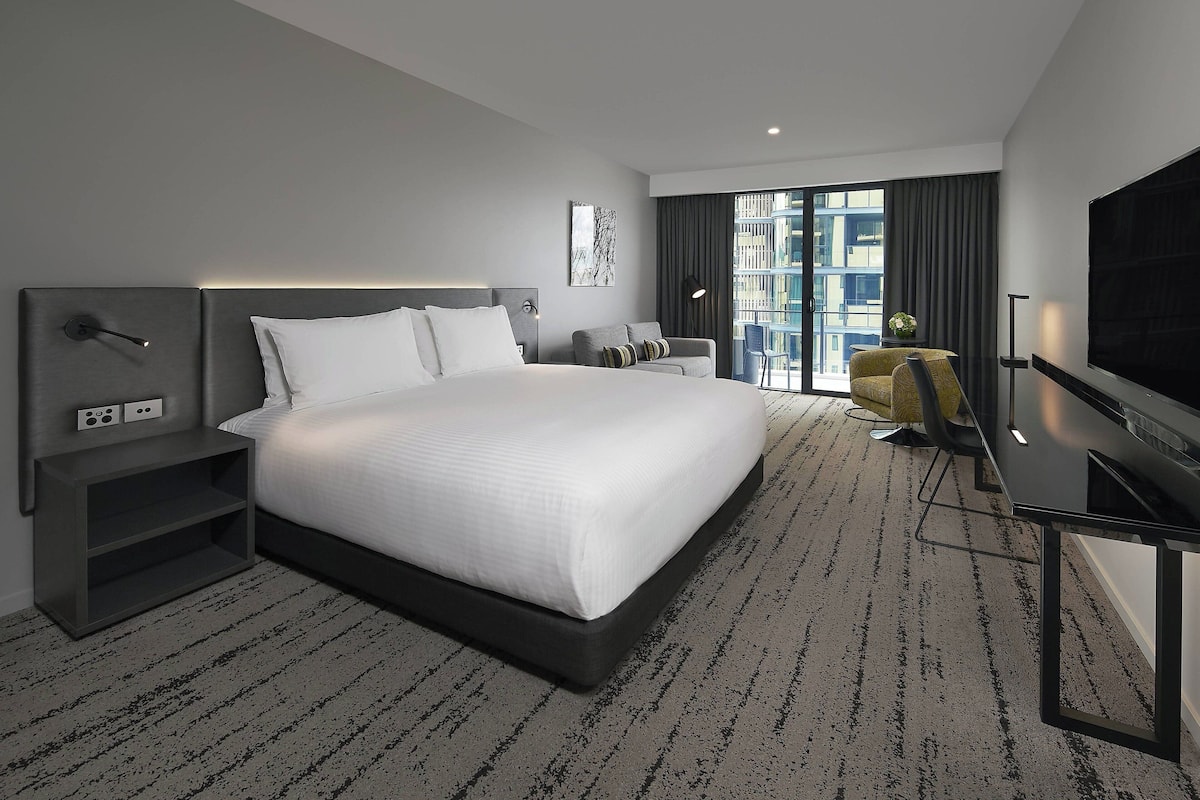 Premium kamer, 1 kingsize bed, niet-roken, balkon | Een minibar, een kluis op de kamer, een bureau, een laptopwerkplek