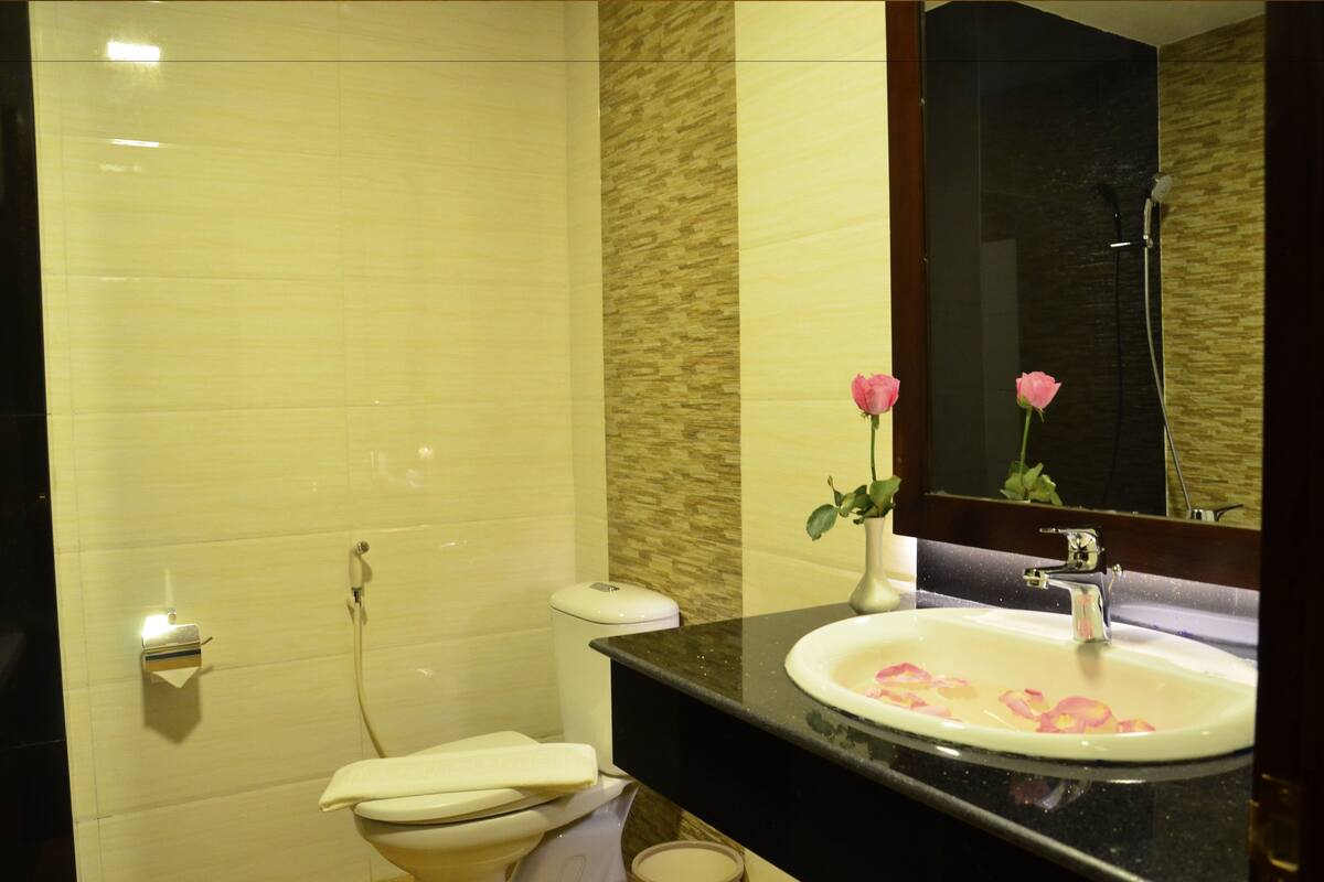 deluxe double room | bathroom | free toiletries, hair dryer, towels