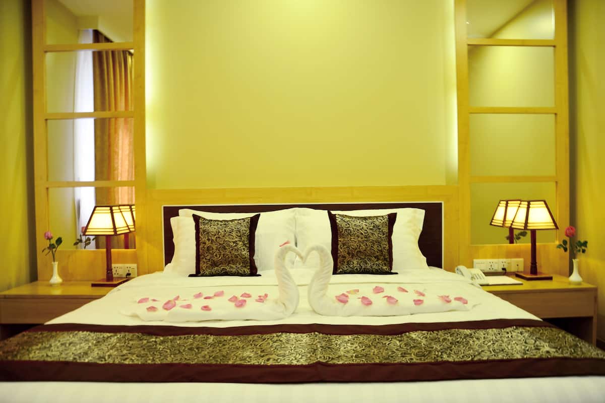 deluxe double room | minibar, in-room safe, desk, blackout curtains