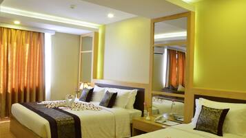 Minibar, coffres-forts dans les chambres, bureau, rideaux occultants