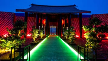 4 restaurants; breakfast, lunch, and dinner served