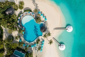 2 piscines extérieures, cabanons gratuits, parasols de plage