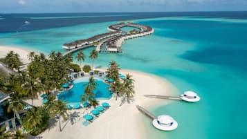 2 outdoor pools, free cabanas, pool umbrellas