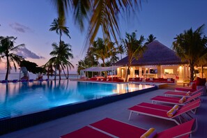 2 piscinas al aire libre, camas de piscina gratis, sombrillas
