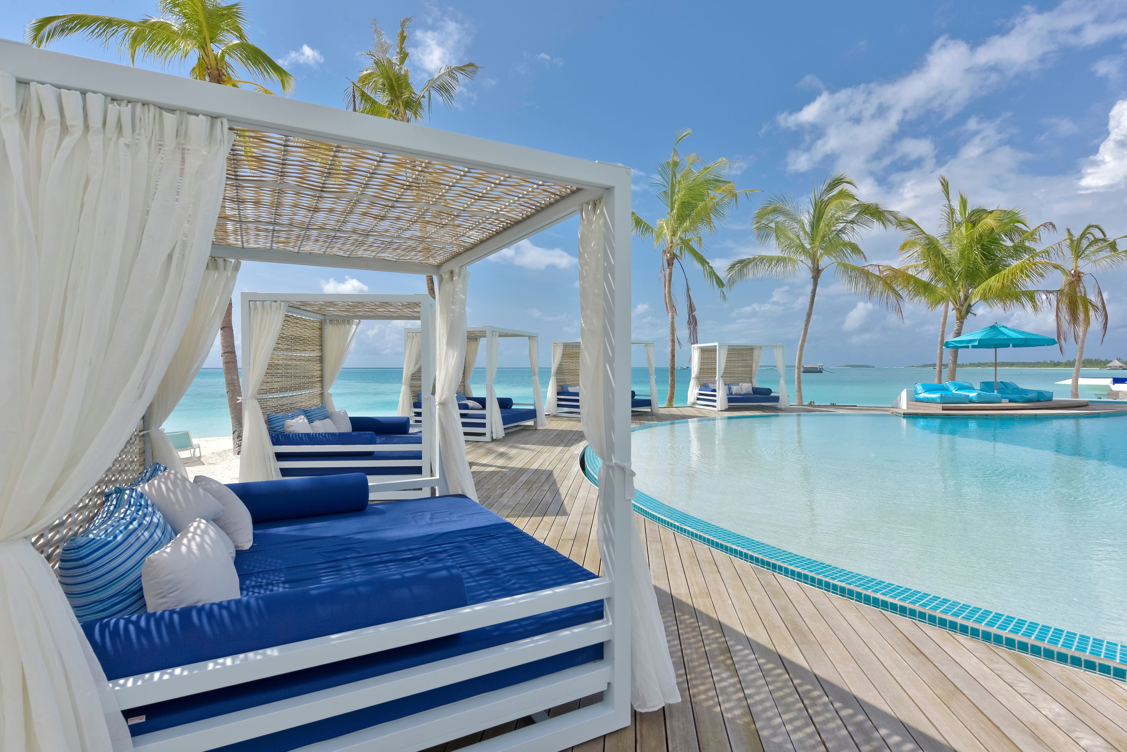 2 outdoor pools, free pool cabanas, pool umbrellas