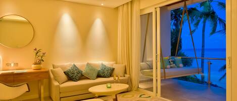Una habitación de hotel moderna con balcón, sofá, escritorio y cama.
