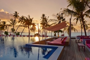 2 outdoor pools, free cabanas, pool umbrellas