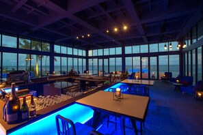 Bar (trong khuôn viên)