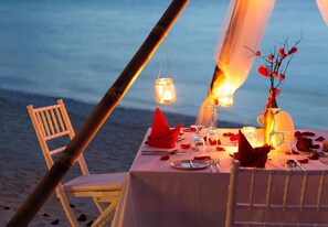 6 restaurants, breakfast and lunch served, international cuisine