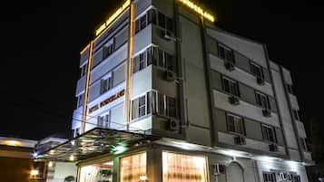 A multi-story hotel with a prominent sign reading "HOTEL WONDERLAND".