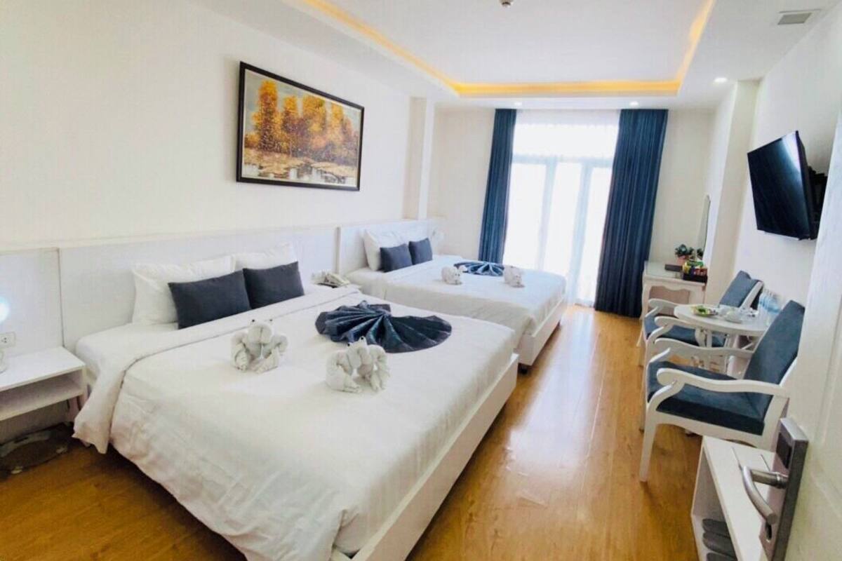 Family Studio Suite, 2 Queen Beds | Hypo-allergenic bedding available, minibar, in-room safe, desk