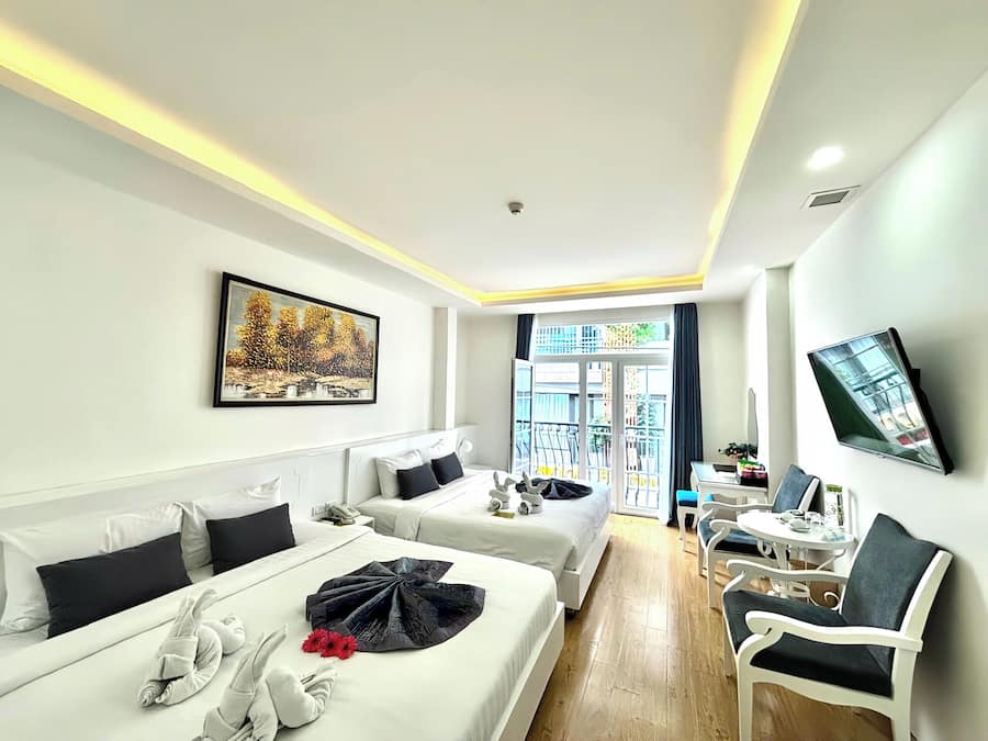 Familie-studiosuite, 2 queensize-senger | Allergitestet sengetøy, minibar, safe på rommet og individuelt dekorert