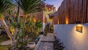 A courtyard with potted plants, a wooden fence, and a sign indicating 'Darma Villa 1'. - Svaha Private Villas Ceningan (Ceningan Island)