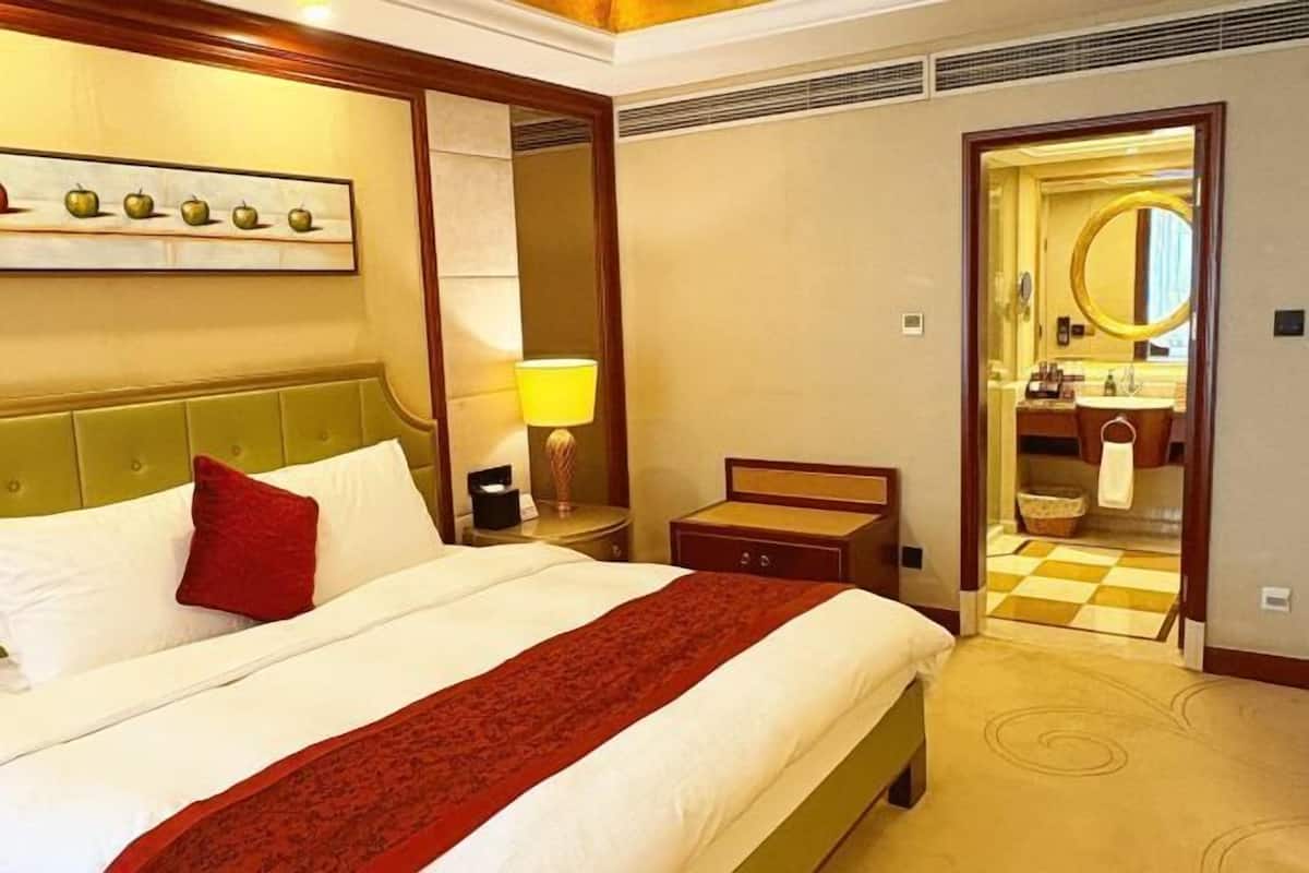 Premium bedding, minibar, in-room safe, desk