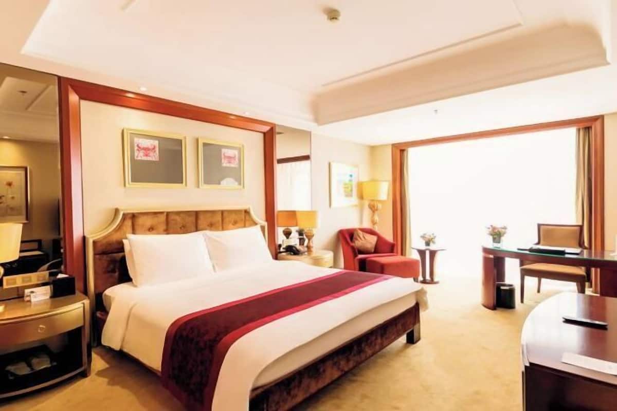 Premium bedding, minibar, in-room safe, desk