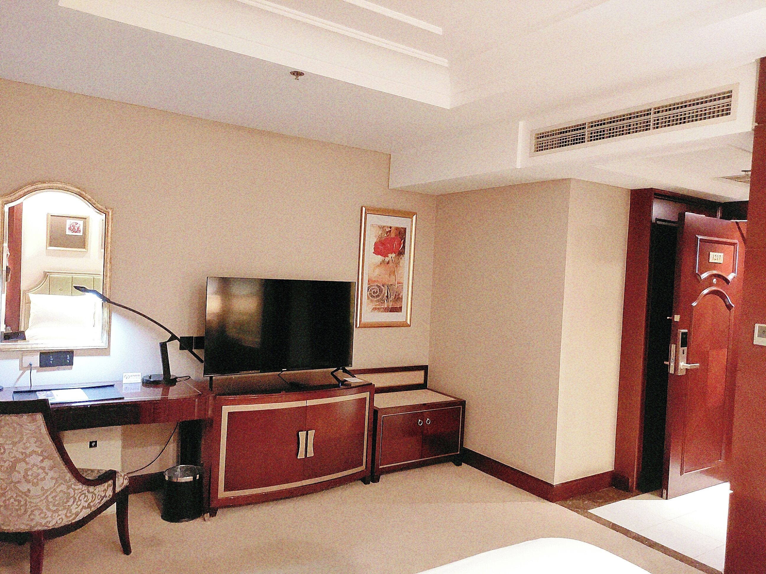 standard room, no windows | premium bedding, minibar, in-room safe, desk